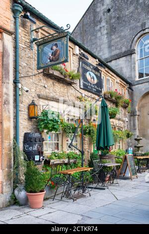 Der Flemish Weaver Pub an der Hauptstraße am frühen Morgen. Corsham, Cotswolds, Wiltshire, England Stockfoto