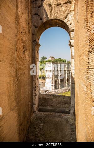 Rom, Latium Region, Italien. Blick auf den Konstantinsbogen von einem gewölbten Tor im Kolosseum. Stockfoto