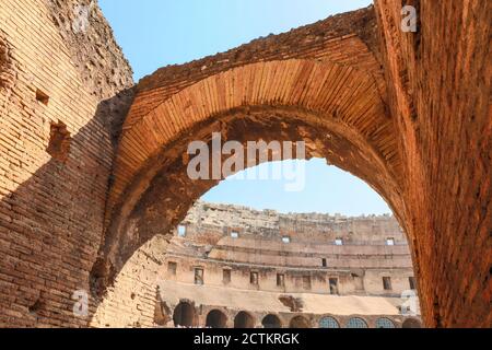 Rom, Latium Region, Italien. Bogen im Kolosseum Stockfoto