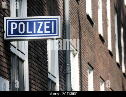 23. September 2020, Nordrhein-Westfalen, Mülheim an der Ruhr: Am Polizeipräsidium in Mülheim an der Ruhr hängt ein Polizeischild. Etwa 30 Polizisten, die meisten in Mülheim, werden verdächtigt, seit Jahren rechtsextremen Chat-Gruppen zugehört zu haben. Die Polizei in Essen ermittelt den Verdacht. Der Innenausschuss der Landesparlamente Nordrhein-Westfalens wird sich in seiner Sitzung am 24. September 2020 mit den Vorwürfen befassen. Foto: Roland Weihrauch/dpa Stockfoto