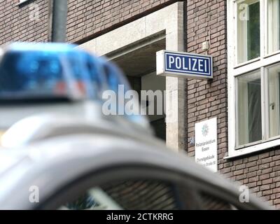 23. September 2020, Nordrhein-Westfalen, Mülheim an der Ruhr: Vor dem Polizeipräsidium in Mülheim an der Ruhr steht ein Polizeiauto. Etwa 30 Polizisten, die meisten in Mülheim, werden verdächtigt, seit Jahren rechtsextremen Chat-Gruppen zugehört zu haben. Die Polizei in Essen ermittelt den Verdacht. Der Innenausschuss der Landesparlamente Nordrhein-Westfalens wird sich in seiner Sitzung am 24. September 2020 mit den Vorwürfen befassen. Foto: Roland Weihrauch/dpa Stockfoto