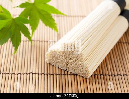 Japanische sehr dünne Nudel aus Weizenmehl Stockfoto