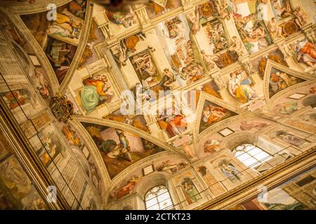 Vatikanstadt, Rom, Italien. Decke der Sixtinischen Kapelle im Vatikanischen Museu, Vatikanstadt. (Nur für redaktionelle Zwecke) Stockfoto