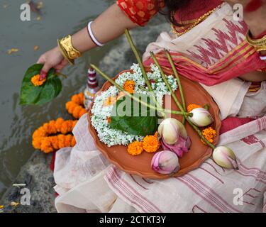 Eine Frau hält eine Borondala (Pooja thali für die Anbetung Gottes) der religiösen Opferung. Stockfoto