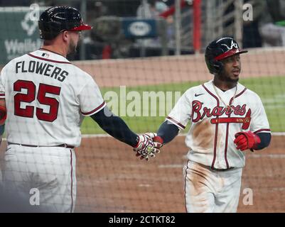 Atlanta, Usa. September 2020. Atlanta Braves Läufer Ozzie Albies (R) wird von Teamkollege Tyler Flowers nach dem Tor aus der Florida Marlins in der ersten Inning im Truist Park in Atlanta am Mittwoch, 23. September 2020 gratuliert. Foto von Tami Chappell/UPI Credit: UPI/Alamy Live News Stockfoto