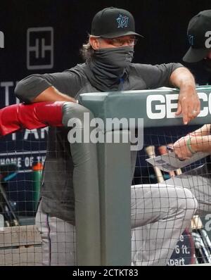 Atlanta, Usa. September 2020. Florida Marlins Manager Don Mattingly beobachtet aus dem Dugout während des Spiels gegen die Atlanta Braves in der ersten Inning im Truist Park in Atlanta am Mittwoch, 23. September 2020. Foto von Tami Chappell/UPI Credit: UPI/Alamy Live News Stockfoto