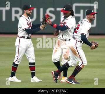 Atlanta, Usa. September 2020. Atlanta Braves-Outfielder Ender Inciarte (L-R), Ronald Acuna, Jr. und Nick Markakis feiern am Mittwoch, den 23. September 2020, ihren Sieg über die Florida Marlins im Truist Park in Atlanta. Foto von Tami Chappell/UPI Credit: UPI/Alamy Live News Stockfoto