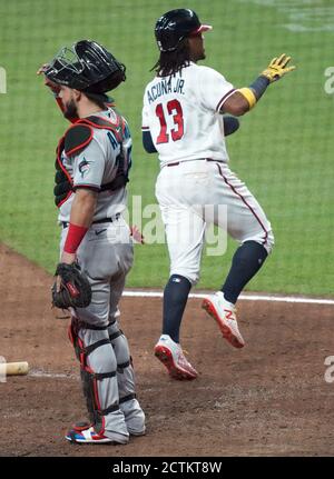 Atlanta, Usa. September 2020. Atlanta Braves-Läufer Ronald Acuna. Jr. schießt am Mittwoch, 23. September 2020, im vierten Inning im Truist Park in Atlanta am Florida Marlins Catcher Jorge Alfaro (L) vorbei. Foto von Tami Chappell/UPI Credit: UPI/Alamy Live News Stockfoto