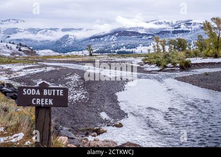 Yellowstone National Park, Wyoming, USA. Soda Butte Creek mit Schild, im Lamar Valley im frühen Herbst. Stockfoto