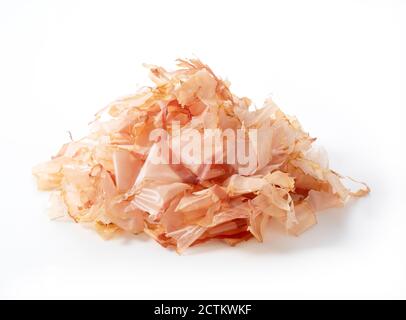 Traditionelles japanisches Essen auf weißem Hintergrund. Katsuobushi Stockfoto