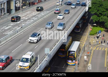 Hochstraße und Busse in Sheung Wan, Hongkong Stockfoto