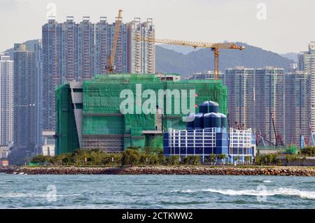 Bau des Hong Kong Palace Museum, West Kowloon Cultural District, im September 2020. Blaues Gebäude ist Western Harbour Crossing Tunnel Schlot. Stockfoto