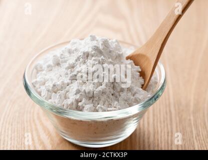 Kartoffelstärke und ein Holzlöffel auf dem Tisch. Stockfoto