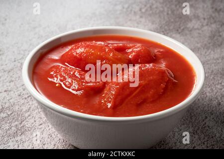 Tomatenpüree in einer weißen Schüssel Stockfoto