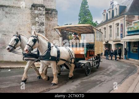 Blois, Frankreich - 02. November 2013: Eine charmante Straße mit Pferdekutsche auf dem Place du Chateau, neben dem berühmten Chateau de Blois, Frankreich Stockfoto