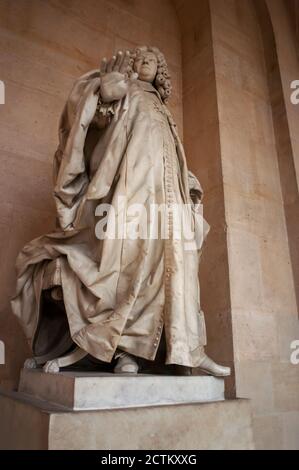 Versailles, Frankreich - 05. November 2013: Marmorstatue von Henri D'Aguesseau, Kanzleramt von Frankreich, 1668-1731, im Palast von Versailles, Frankreich. Stockfoto