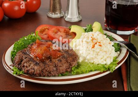 Ein mageres gegrilltes Rostpastete mit Avocado, Quark und Tomate Stockfoto