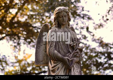 Rochester, New York, USA. September 2020. Jenseitige, Angelic Bilder vom Mount Hope Cemetery, einem historischen Begräbnisplatz in Rochester, NY, wo Fredrick Douglas und Susan B Anthony begraben sind. Quelle: Amy Katz/ZUMA Wire/Alamy Live News Stockfoto