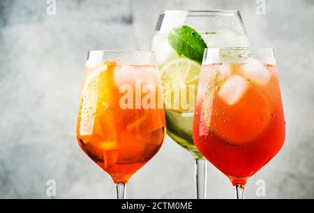 Set von italienischen alkoholischen Cocktails im Sommer, aperol Spritz, martini royale, Campari Tonic mit Bitter und Prosecco in Weingläsern. Nahaufnahme, se Stockfoto