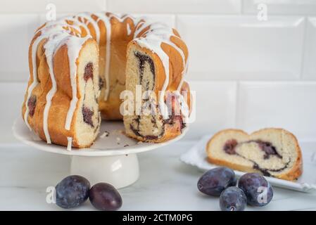 Typisch deutscher Mohn Pflaume Gugelhupf Kuchen auf einem Tisch Stockfoto