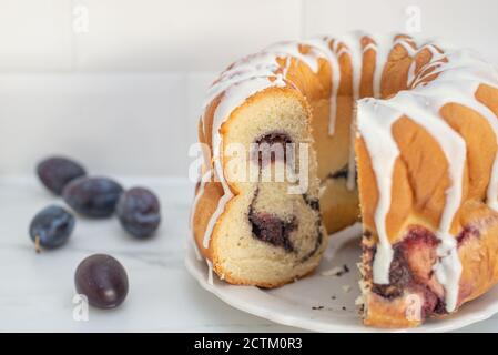 Typisch deutscher Mohn Pflaume Gugelhupf Kuchen auf einem Tisch Stockfoto