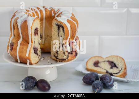 Typisch deutscher Mohn Pflaume Gugelhupf Kuchen auf einem Tisch Stockfoto