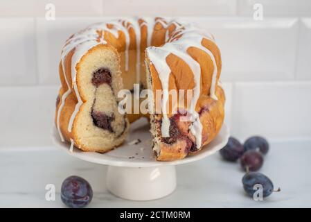 Typisch deutscher Mohn Pflaume Gugelhupf Kuchen auf einem Tisch Stockfoto