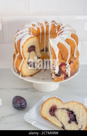 Typisch deutscher Mohn Pflaume Gugelhupf Kuchen auf einem Tisch Stockfoto