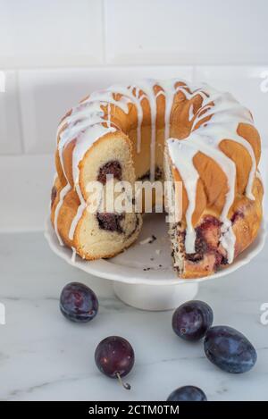Typisch deutscher Mohn Pflaume Gugelhupf Kuchen auf einem Tisch Stockfoto
