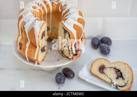 Typisch deutscher Mohn Pflaume Gugelhupf Kuchen auf einem Tisch Stockfoto