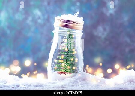 Kleiner Weihnachtsbaum in einem Glas, Silvester verschneiten Hintergrund, Weihnachtskonzept Stockfoto