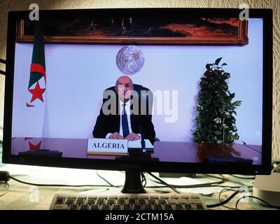 Abdelmadjid Tebboune, Präsident der Demokratischen Volksrepublik Algerien, spricht während der Generalversammlung der Vereinten Nationen auf einem Computerbildschirm. Die Vereinten Nationen halten virtuelle Treffen der 75. Generalversammlung während der Pandemie COVID-19 ab Stockfoto