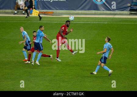 Harrison, Usa. September 2020. Jozy Altidore (17) von Toronto FC kontrolliert den Ball während der regulären Saison MLS Spiel gegen NYCFC in der Red Bull Arena in Harrison, New Jersey am 23. September 2020. Das Spiel wurde ohne Fans wegen der COVID-19 Pandemievorsorge gespielt. Der FC Toronto gewann 1:0. (Foto von Lev Radin/Sipa USA) Quelle: SIPA USA/Alamy Live News Stockfoto