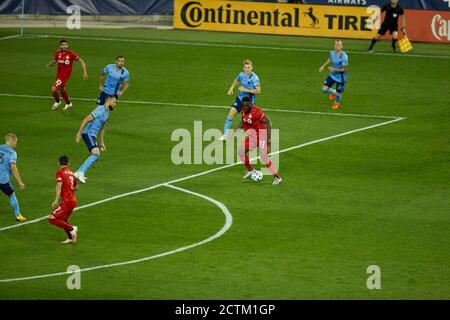 Harrison, Usa. September 2020. Jozy Altidore (17) von Toronto FC kontrolliert den Ball während der regulären Saison MLS Spiel gegen NYCFC in der Red Bull Arena in Harrison, New Jersey am 23. September 2020. Das Spiel wurde ohne Fans wegen der COVID-19 Pandemievorsorge gespielt. Der FC Toronto gewann 1:0. (Foto von Lev Radin/Sipa USA) Quelle: SIPA USA/Alamy Live News Stockfoto