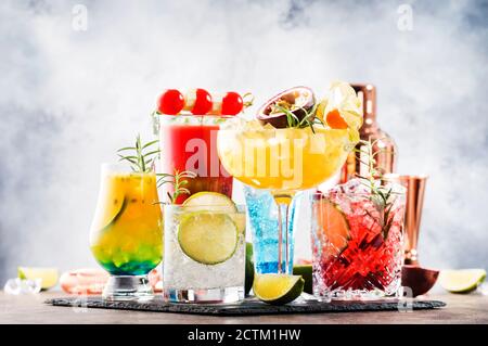 Auswahl an alkoholischen Cocktails im Sommer, beliebten hellen erfrischenden alkoholischen Getränken und Getränken Stockfoto