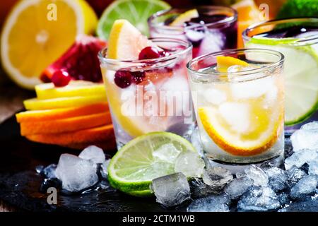 Home kohlensäurehaltige Limonade, Obst, Eis, auf einem dunklen Hintergrund, selektiver Fokus Stockfoto