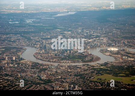 Mit Blick auf die Zersiedelung der Stadt London Ein Flugzeug Stockfoto