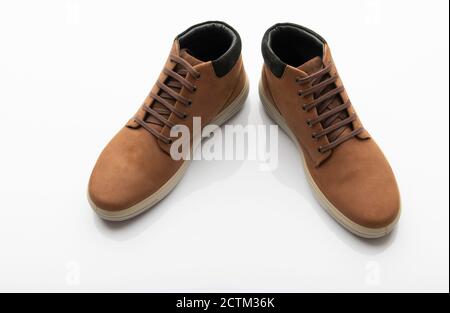 Paar braune Schuhe isoliert auf weißem Hintergrund Stockfoto