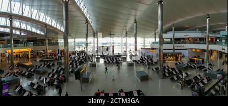 Ein Panoramablick auf die Abflughalle des Terminals 2 Am Flughafen London Heathrow Stockfoto