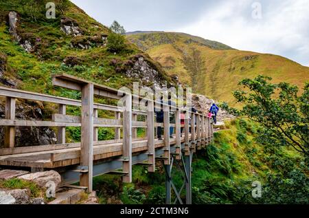 Ben Nevis / UK - August 24 2019: Eine Holzbrücke am Mountain Path, die beliebteste Route des Aufstiegs auf den Gipfel des höchsten Berges in der B Stockfoto