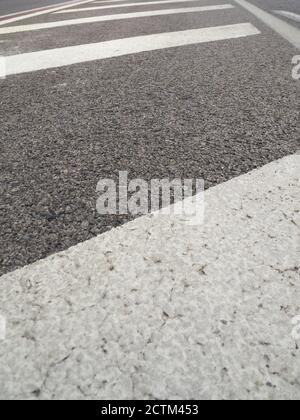 Nahaufnahme eines Teers oder Asphalt Pflaster Textur mit Weiße Linien auf Asphaltstraße gemalt Stockfoto