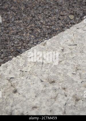 Nahaufnahme eines Teers oder Asphalt Pflaster Textur mit Weiße Linien auf Asphaltstraße gemalt Stockfoto