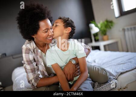 Glückliche Mutter spielen, Spaß haben, umarmen, mit ihrem Sohn zu Hause Stockfoto