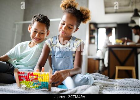 Kinder, Bildung, plyaing Glück Konzept. Happy Kids sich unterhaltsam zu Hause Stockfoto