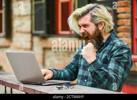 Moderne Kommunikation. Riskantes Einkaufen. Aktienhändler. Online-Geschäft. Online-Unternehmer arbeiten im Freien. Mann arbeitet mit Laptop. Laptop-Terrasse für Geschäftsleute. Online-Schulungen. Surfen im Internet. Stockfoto