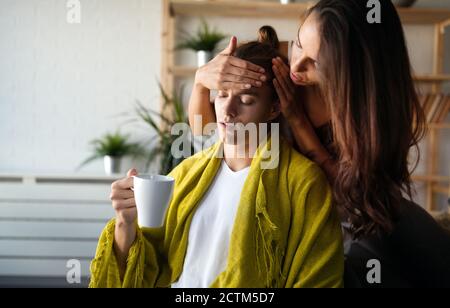 Besorgt Frau Cheks Temperatur des Mannes zu Hause. Fieber, Grippe, Krankheit, Menschen Konzept. Stockfoto