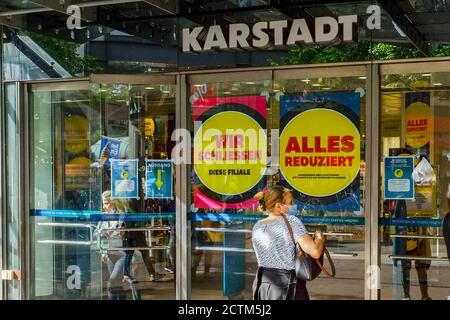 28. August 2020, Niedersachsen, Hannover: "Wir schließen diese Filiale" und "alles reduziert" steht an den Eingangstüren der GALERIA Karstadt Kaufhof in der Georgstraße. Angesichts der drohenden Schließung von knapp 50 Kaufhäusern der Galeria Karstadt Kaufhof drängt der Deutsche Städtebund darauf, den Kommunen mehr Handlungsspielraum im Krisenmanagement zu geben. "Die Städte brauchen dringend sichere Perspektiven und die Möglichkeit, selbst Schlüsselobjekte zu erwerben", sagte Dedy, Vorsitzender der Geschäftsführung des Verbandes Deutscher Städte und Gemeinden. Foto: Stefan Stockfoto