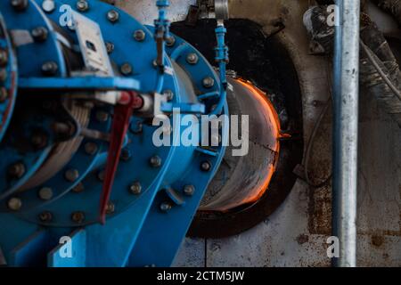 Mynaral/Kasachstan - April 23 2012: Brennkammer-Gasofen (Klinkerofen) zur Zementherstellung. Stockfoto