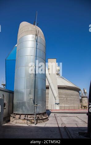 Mynaral/Kasachstan - April 23 2012: Zementanlage von Jambyl. Turm- und Mischersilo am klaren blauen Himmel. Stockfoto