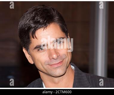 John Stamos, am bekanntesten als Uncle Jesse in der Show Full & Fuller House, nimmt an einer Broadway-Premiere Teil Stockfoto